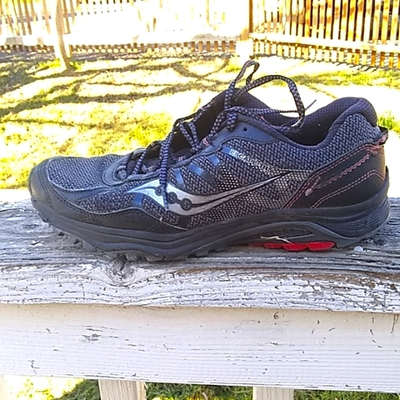 Men's athletic shoes by Saucony in size 9, low top running shoes - Picture 1 of 7